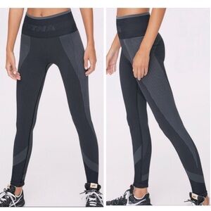 TNA Aritzia Ventura Seamless Athletic Leggings Black and Grey Size Medium Large